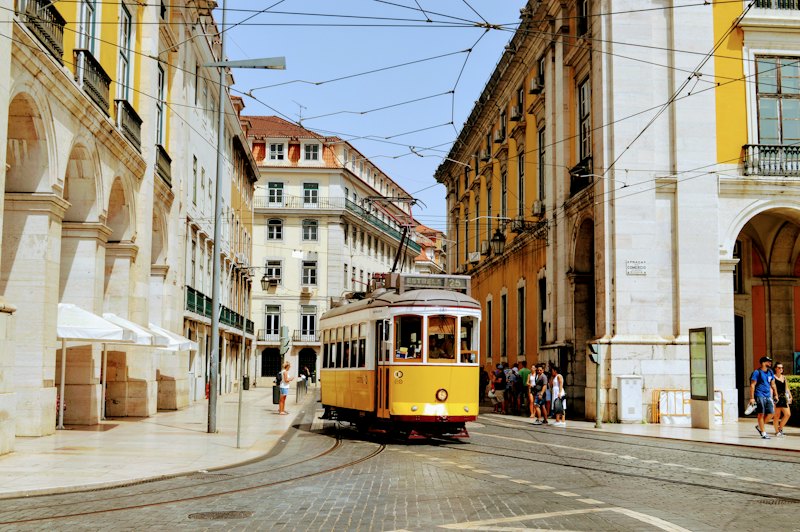 Eléctrico amarelo numa rua de Lisboa